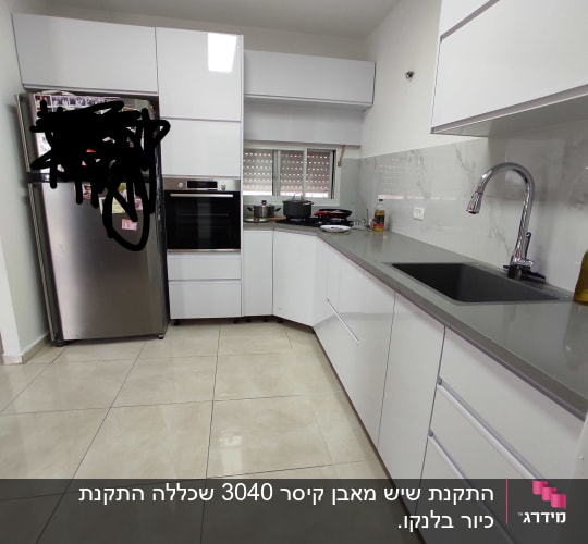 רצפת שיש מבריקה במטבח מודרני